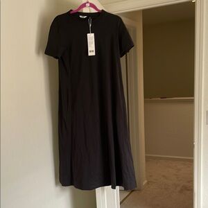 Uniqlo U Black Dress with two side pockets. Runs large then normal size.